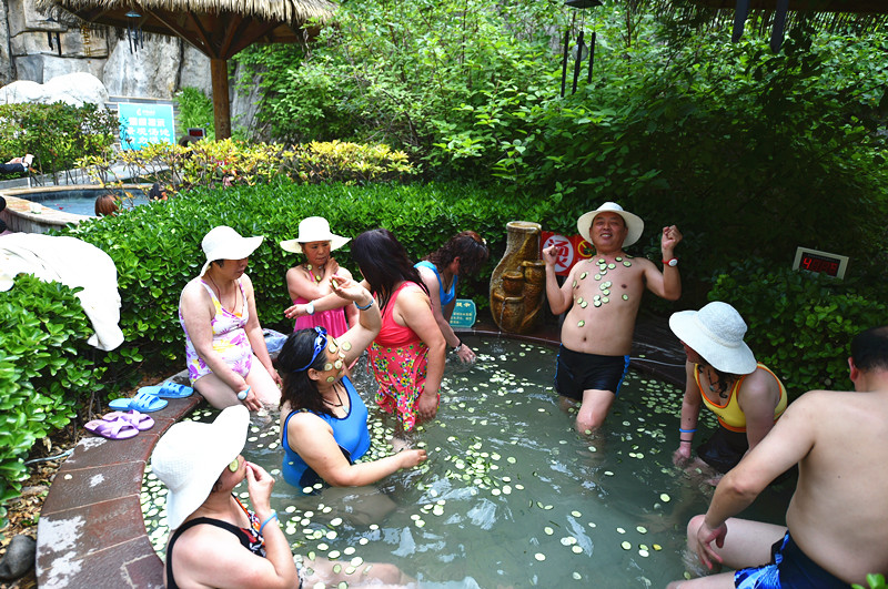 洛阳一温泉景区玩出新花样“水果浴”让你奇趣过五一