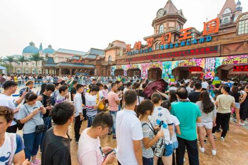 中秋首日  郑州方特迎游园小高峰