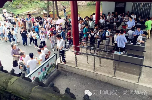 中秋龙潭大峡谷迎来客流高峰，祥和欢乐气氛浓。