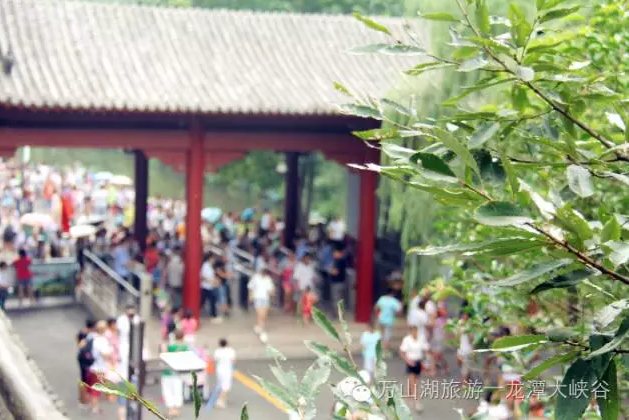 中秋龙潭大峡谷迎来客流高峰，祥和欢乐气氛浓。