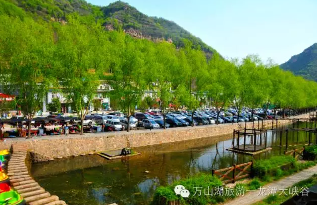 中秋龙潭大峡谷迎来客流高峰，祥和欢乐气氛浓。