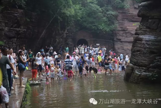 中秋龙潭大峡谷迎来客流高峰，祥和欢乐气氛浓。