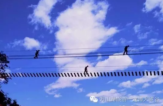 中秋龙潭大峡谷迎来客流高峰，祥和欢乐气氛浓。