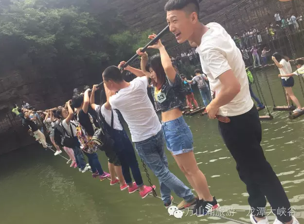 中秋龙潭大峡谷迎来客流高峰，祥和欢乐气氛浓。