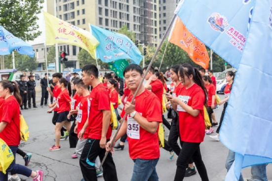 《熊出没》现身郑港徒步大会，践行绿色健康出行