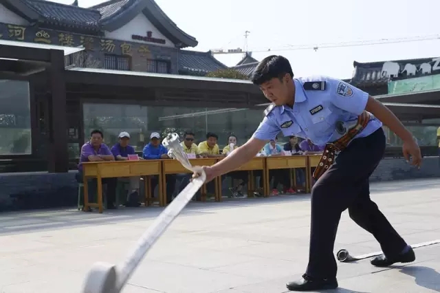 清明上河园“十一”前大练兵，只为给您提供更优质的服务！