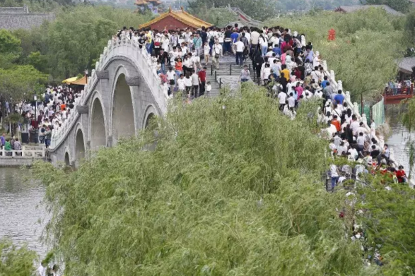 “快”来开封，“慢”游清明上河园