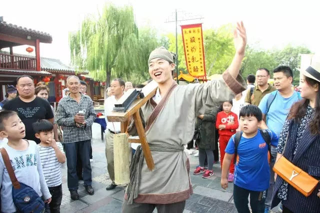 温馨服务造就品牌效益 ——“十一”期间，清明上河园景区游客接待量再创新高