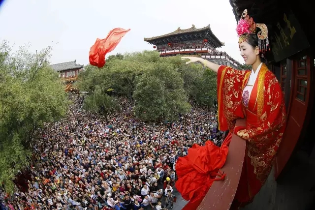 温馨服务造就品牌效益 ——“十一”期间，清明上河园景区游客接待量再创新高