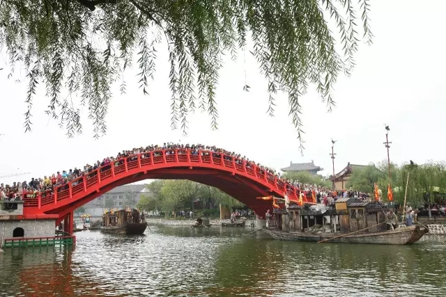 温馨服务造就品牌效益 ——“十一”期间，清明上河园景区游客接待量再创新高