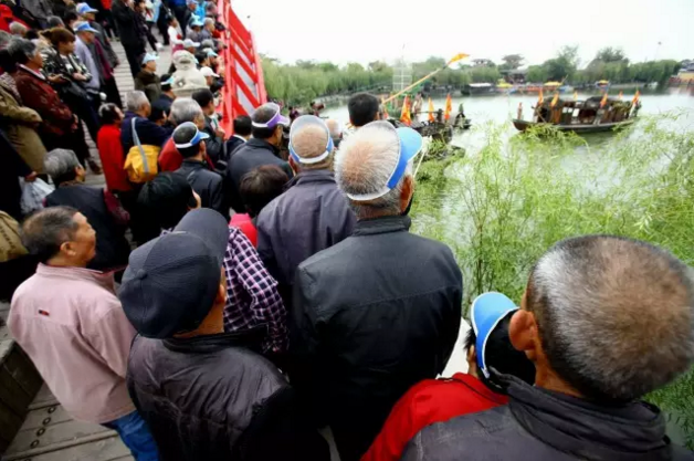 千金难买老来乐，重阳节老人们在清明上河园乐开了颜