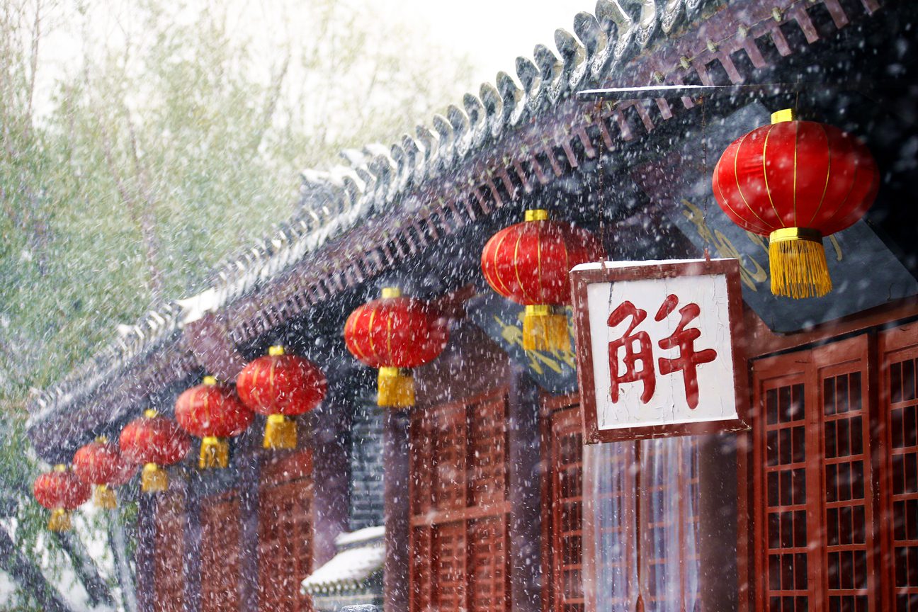 一场雪，清明上河园美成了一幅水墨画……