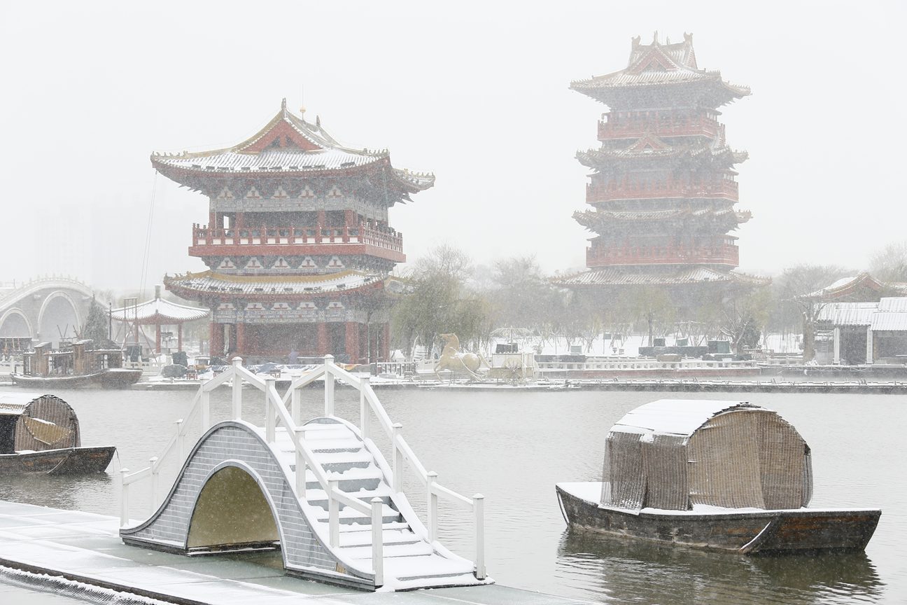 一场雪,清明上河园美成了一幅水墨画…… 一场雪,清明上河园美成了一幅水墨画……