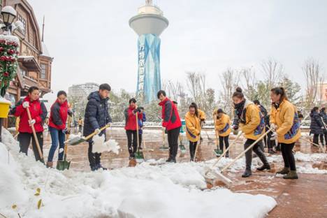 赏雪撒欢两不误 郑州方特千人扫雪迎游客 赏雪撒欢两不误 郑州方特千人扫雪迎游客