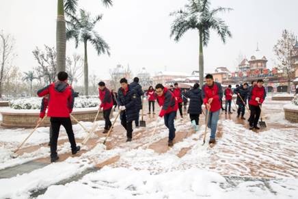 赏雪撒欢两不误 郑州方特千人扫雪迎游客 赏雪撒欢两不误 郑州方特千人扫雪迎游客