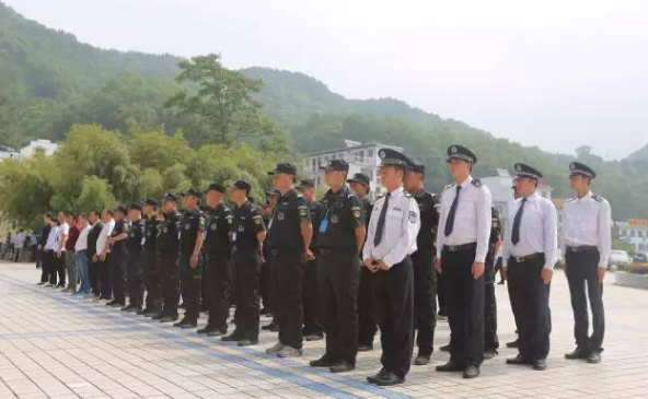 有警察叔叔的保护，来白云山旅游还怕什么？