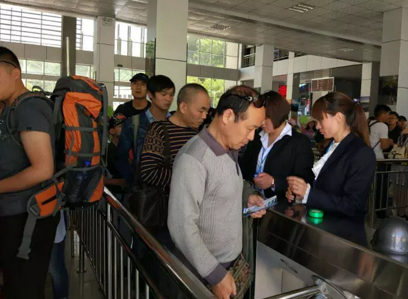有警察叔叔的保护，来白云山旅游还怕什么？