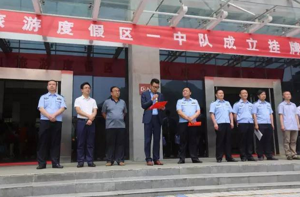 有警察叔叔的保护，来白云山旅游还怕什么？