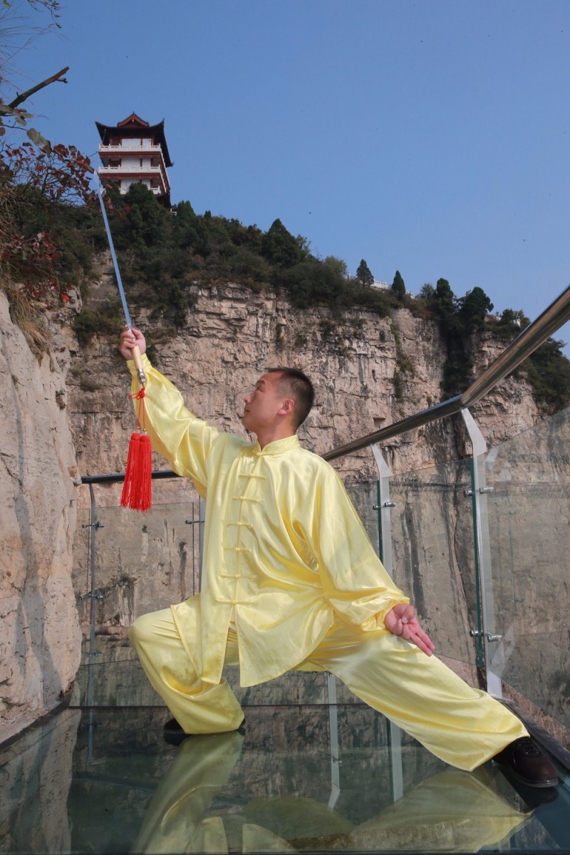 厉害了！云台山玻璃栈道上演中外高手对决！
