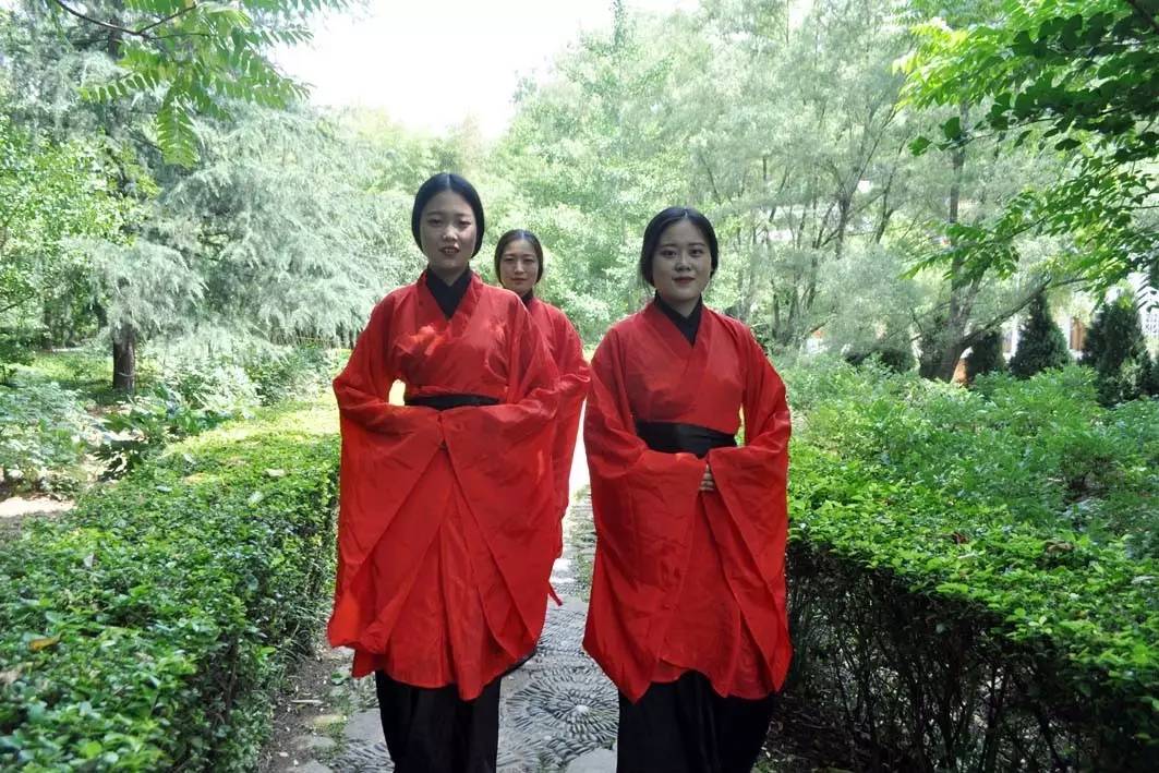 穿越而来的美女导游，画风清奇惹人醉