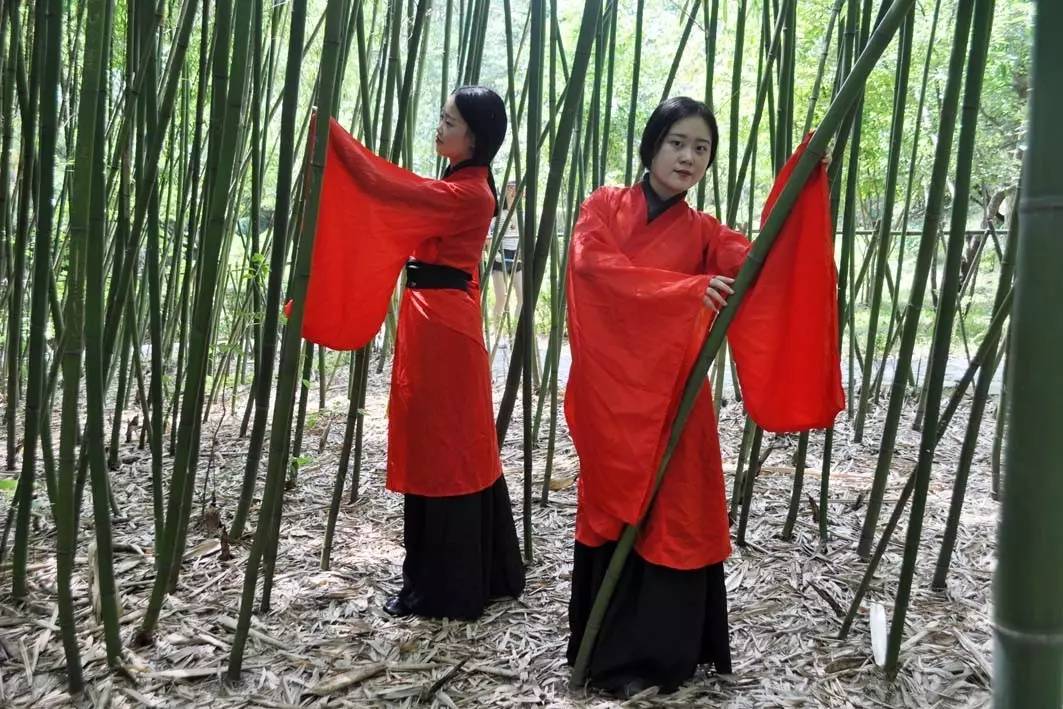 穿越而来的美女导游，画风清奇惹人醉