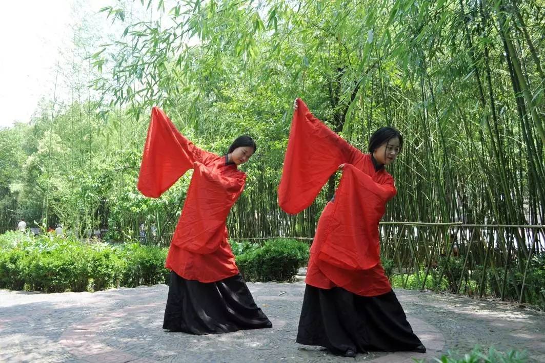 穿越而来的美女导游，画风清奇惹人醉