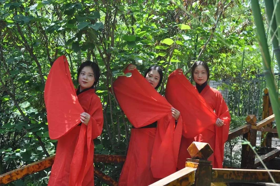 穿越而来的美女导游，画风清奇惹人醉