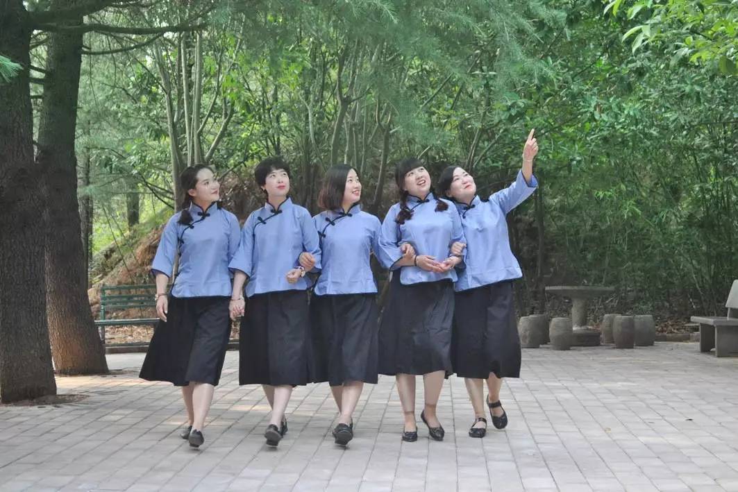 穿越而来的美女导游，画风清奇惹人醉