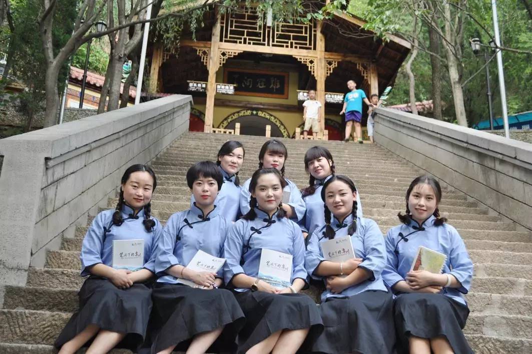穿越而来的美女导游，画风清奇惹人醉