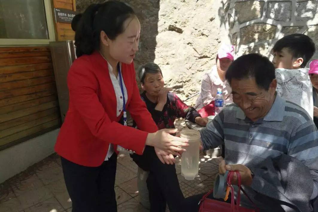 穿越而来的美女导游，画风清奇惹人醉