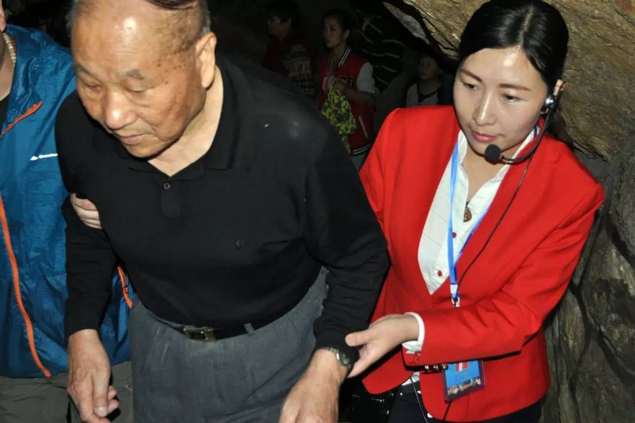 穿越而来的美女导游，画风清奇惹人醉