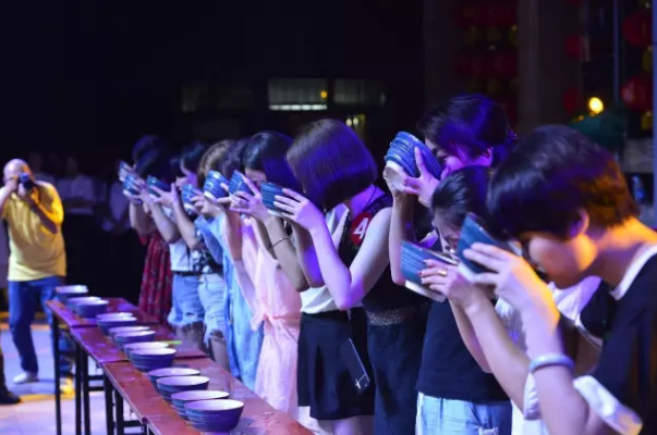 洛阳重渡沟：重渡沟第九届音乐啤酒狂欢节开幕了！下一个啤酒王就是你！