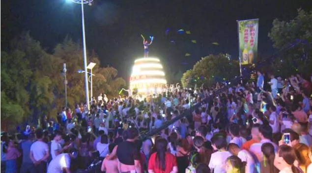 洛阳重渡沟：重渡沟第九届音乐啤酒狂欢节开幕了！下一个啤酒王就是你！