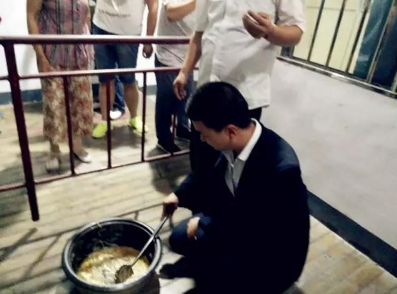 一碗面条 一个馒头 老君山贴心服务让这个雨夜更加温暖