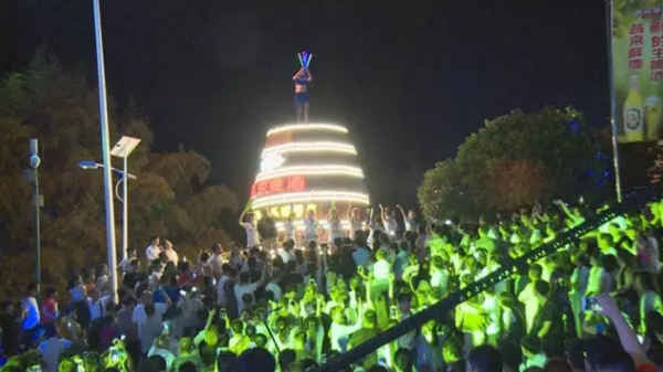 重渡沟第九届音乐啤酒节第二期震撼来袭 酒王争霸激情畅饮