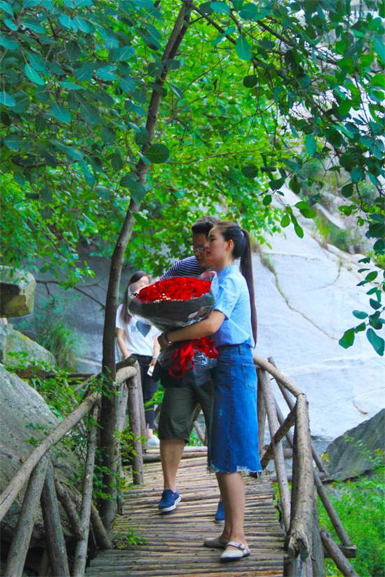 帅气网红男主播户外直播 遇美女粉丝现场浪漫表白