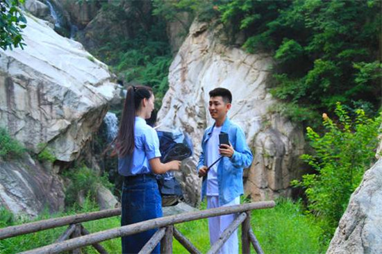 帅气网红男主播户外直播 遇美女粉丝现场浪漫表白