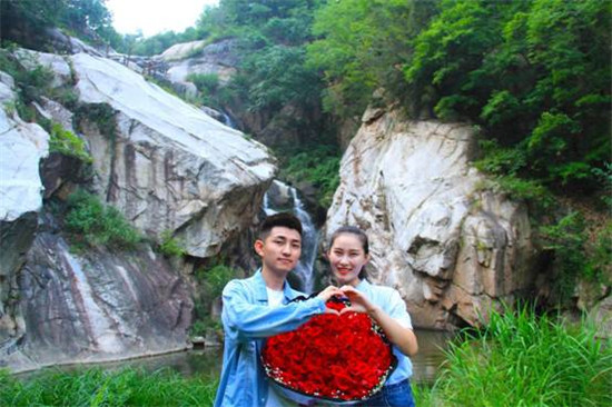 帅气网红男主播户外直播 遇美女粉丝现场浪漫表白