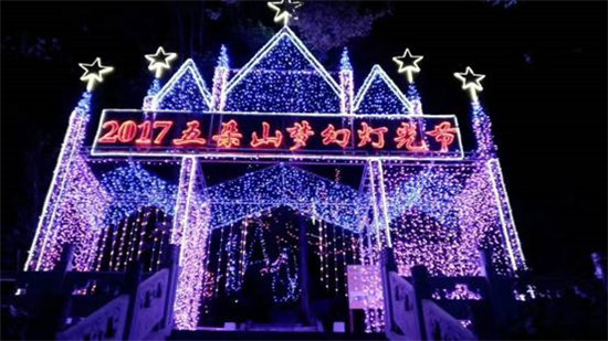 帅气网红男主播户外直播 遇美女粉丝现场浪漫表白