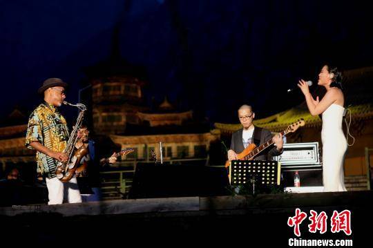 袁娅维亮嗓嵩山国际音乐节“格莱美”大师助阵