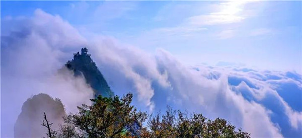 登老君山顶 看云海翻涌 雾凇仙境 登老君山顶 看云海翻涌 雾凇仙境