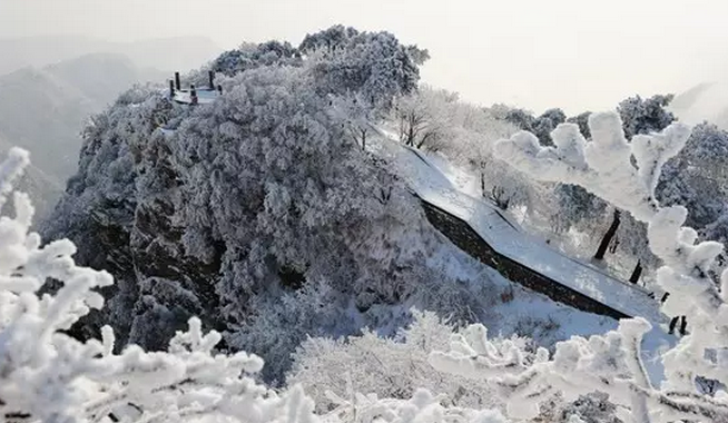 嵩山雪后披纱缠云 更显雾凇风姿绰约