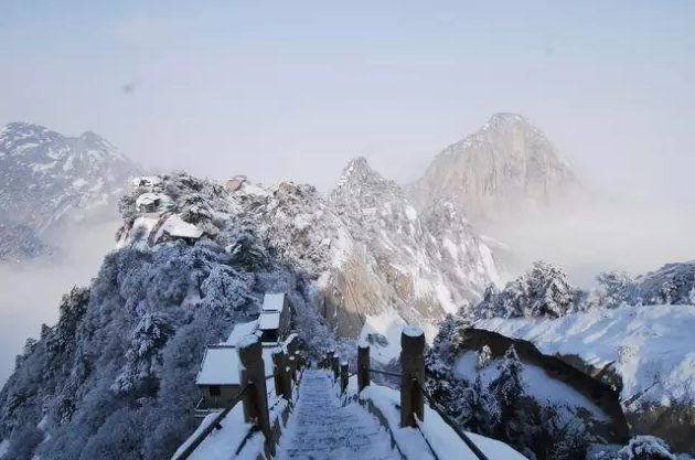嵩山雪后披纱缠云 更显雾凇风姿绰约