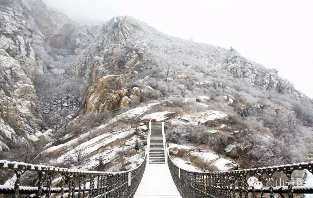 嵩山雪后披纱缠云 更显雾凇风姿绰约
