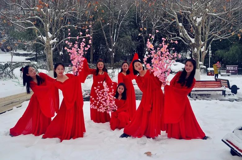 燃爆了！河南一景区美女着薄纱“浴”雪起舞