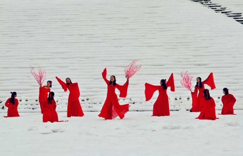 燃爆了！河南一景区美女着薄纱“浴”雪起舞