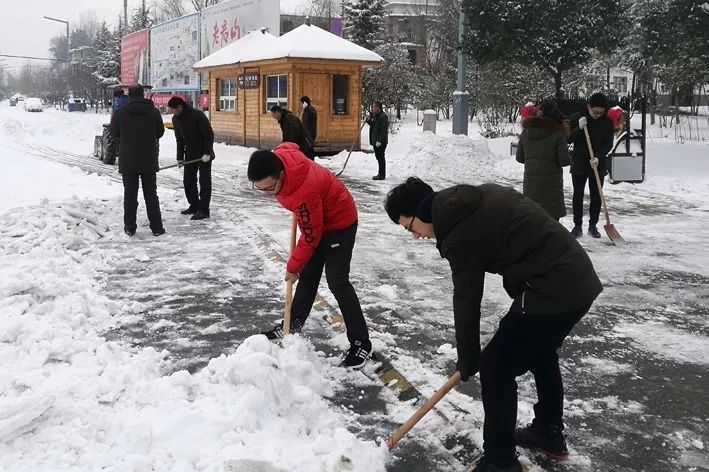 燃爆了！河南一景区美女着薄纱“浴”雪起舞