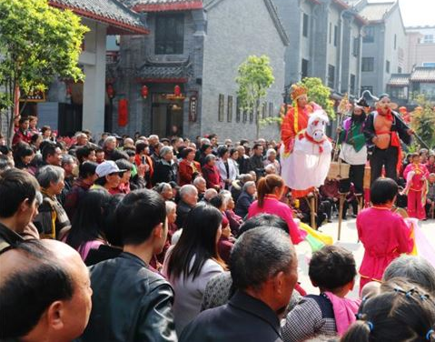 走吧，到内乡踏春赏花看县衙演出尝古街小吃