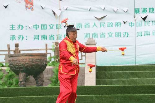 2018中国（开封）清明文化节全国优秀抖空竹展演在清明上河园举行