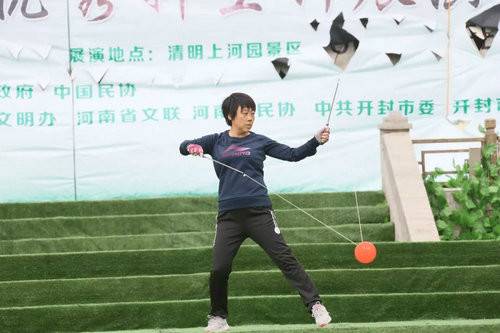 2018中国（开封）清明文化节全国优秀抖空竹展演在清明上河园举行